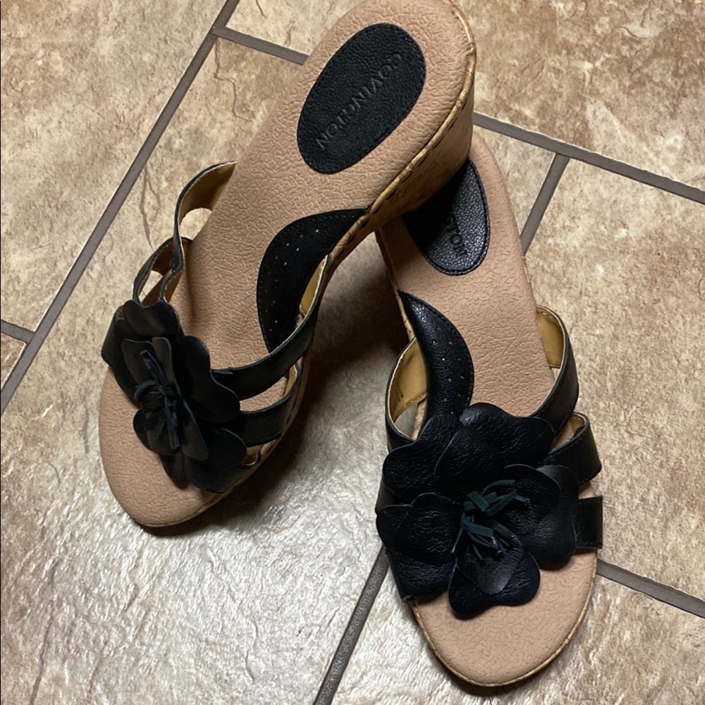 Leather Black and Tan Size 8M Covington Wedge Sandals with Ruffled Detail